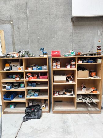 Indhold begge reoler (PASLODE søm m.v.)