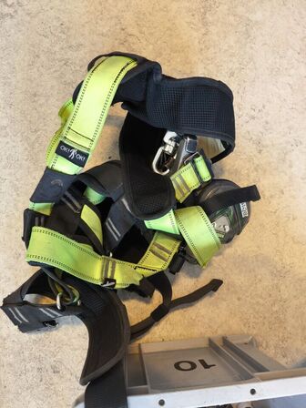 Kasse m. sikringsgrej samt div.