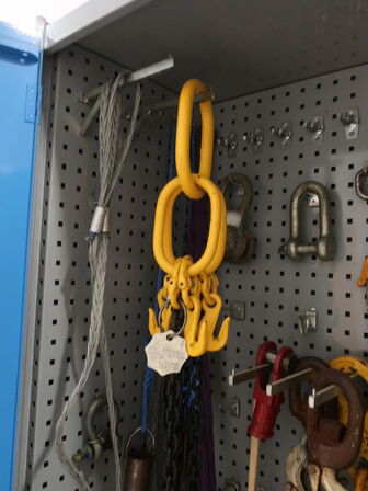 Stålskab på hjul inkl. indhold (løftegrej)