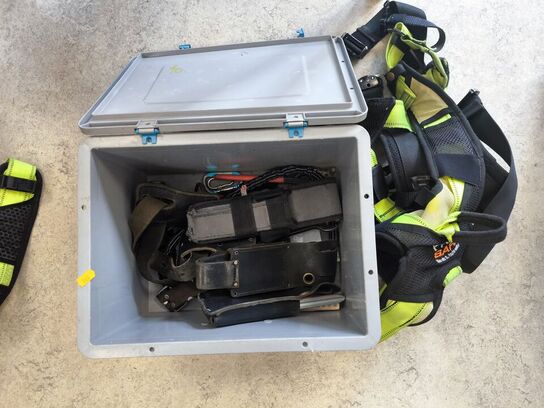 Kasse m. sikringsgrej samt div.