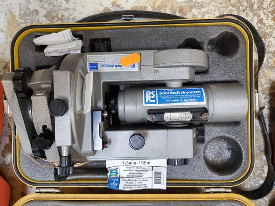 Ældre teodolit i kasse