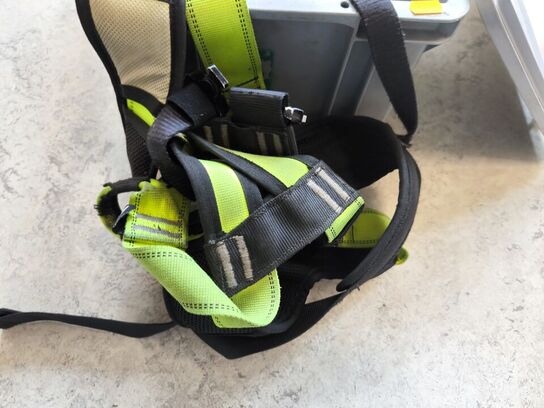 Kasse m. sikringsgrej samt div.