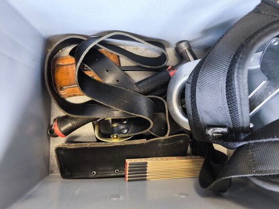 Kasse m. sikringsgrej samt div.