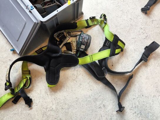 Kasse m. sikringsgrej samt div.