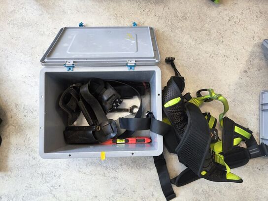 Kasse m. sikringsgrej samt div.