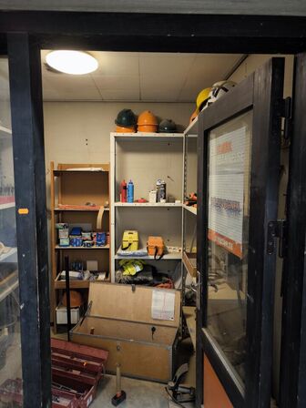 "Tøm rummet" - stålreoler medfølger