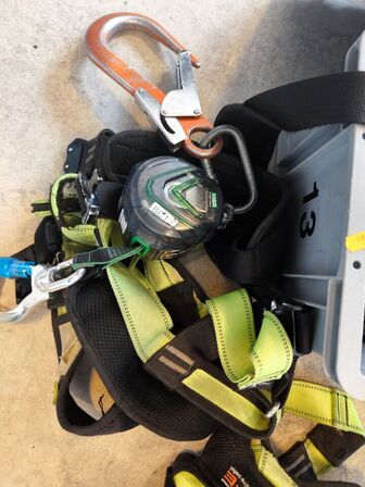 Kasse m. sikringsgrej samt div.