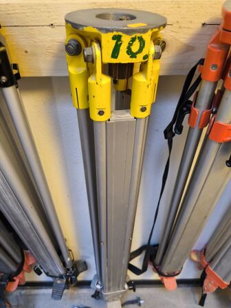 Stativ til nivelleringsapparat