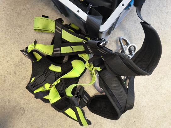 Kasse m. sikringsgrej samt div.