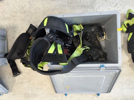 Kasse m. sikringsgrej samt div.