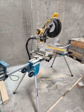 Kap/geringsav DEWALT DWS780 inkl. MAKITA arbejdsbord