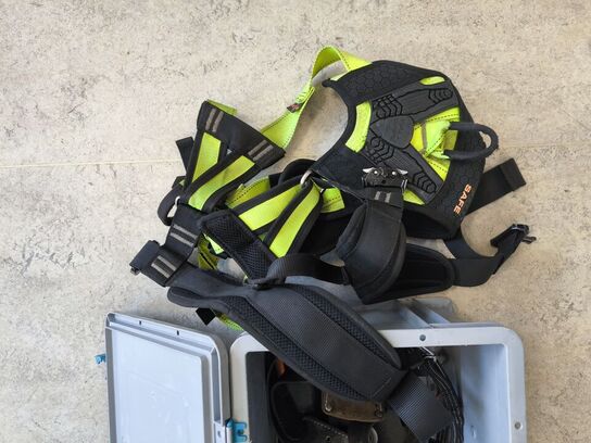 Kasse m. sikringsgrej samt div.