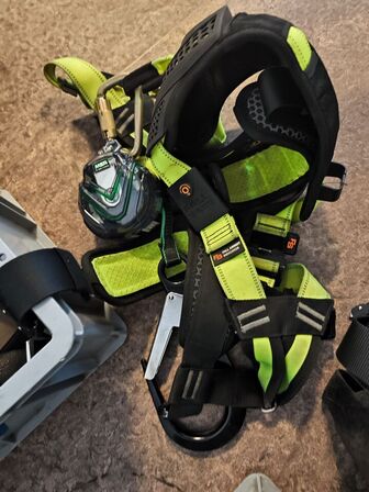 Kasse m. sikringsgrej samt div.