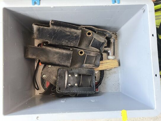 Kasse m. sikringsgrej samt div.