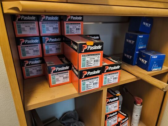 Indhold på reol (PASLODE stifter m.v.) samt hammer, målepind m.m.