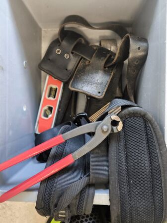 Kasse m. sikringsgrej samt div.