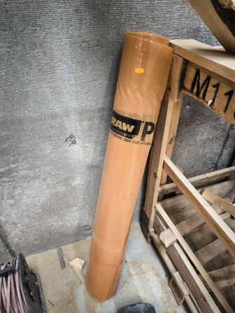 Gummihammer, dampspærre, kabeltrome, træbur m.v.