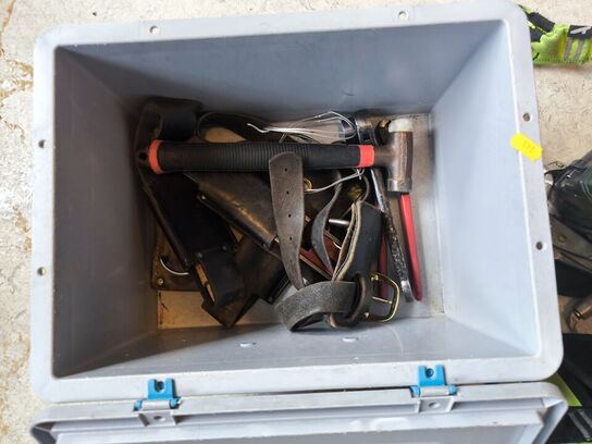 Kasse m. sikringsgrej samt div.