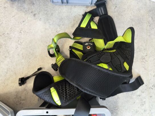 Kasse m. sikringsgrej samt div.