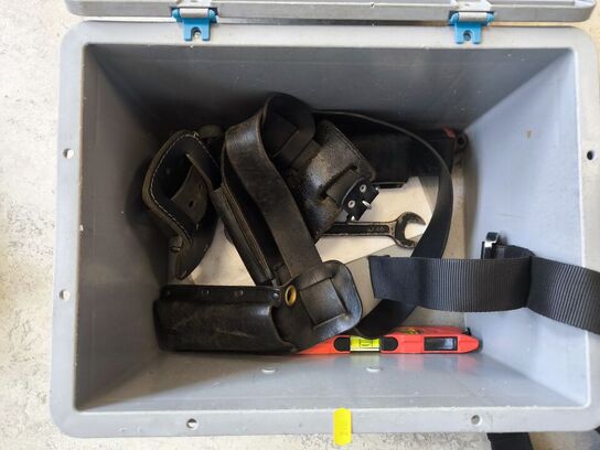 Kasse m. sikringsgrej samt div.