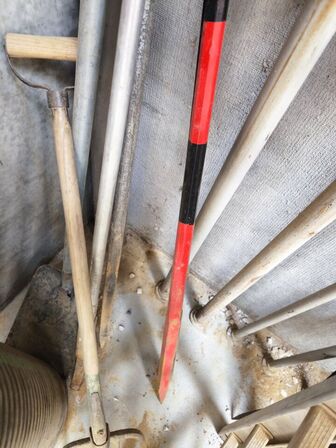 Håndstampere, spader, koste m.v.