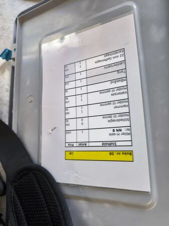 Kasse m. sikringsgrej samt div.