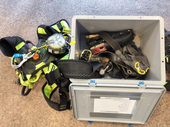 Kasse m. sikringsgrej samt div.