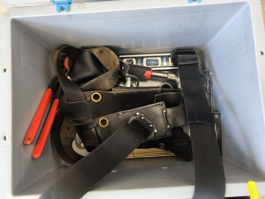 Kasse m. sikringsgrej samt div.