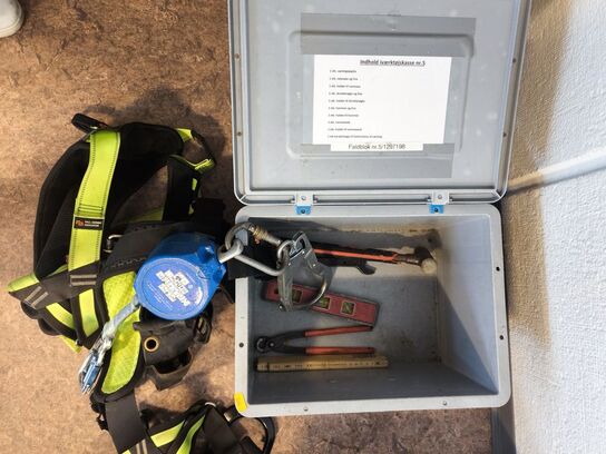 Kasse m. sikringsgrej samt div.