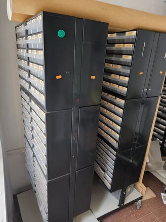 3 stk. komponentskabe m. skuffer på hjul