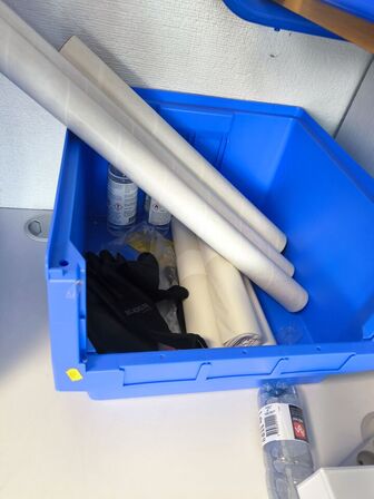 Systemkasser m. indeholder (handsker m.v.)