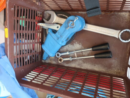 Automatisk kranhoved ELEBIA e5i samt indhold på bord