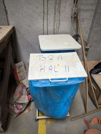 2 stk. affaldsstativer m. låg