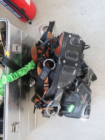 Redningshejs SKYLOTEC MILAN & alukasse inkl. indhold