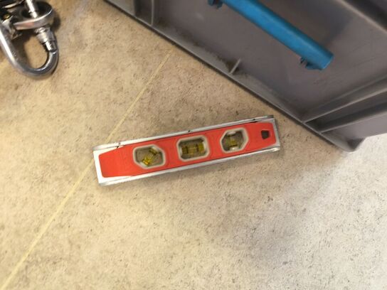 Kasse m. sikringsgrej samt div.