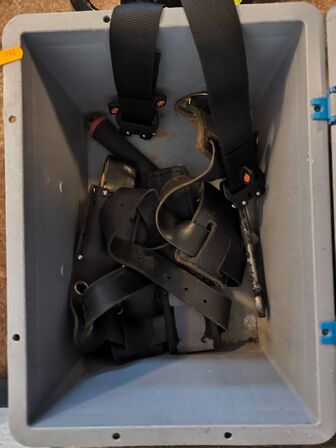 Kasse m. sikringsgrej samt div.