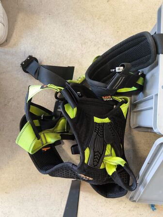 Kasse m. sikringsgrej samt div.