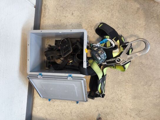 Kasse m. sikringsgrej samt div.