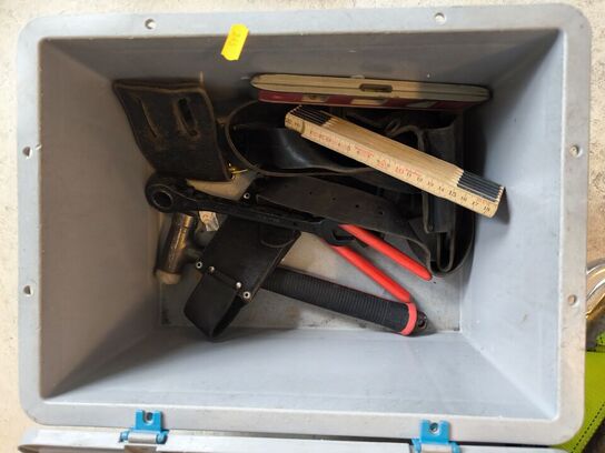 Kasse m. sikringsgrej samt div.