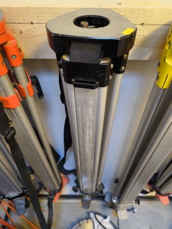 Stativ til nivelleringsapparat