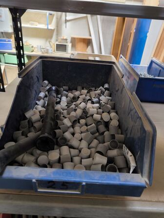 Indhold på reol (højre fag)