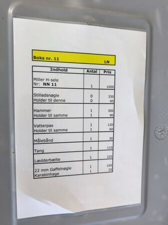 Kasse m. sikringsgrej samt div.