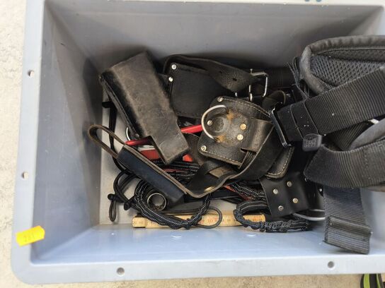 Kasse m. sikringsgrej samt div.