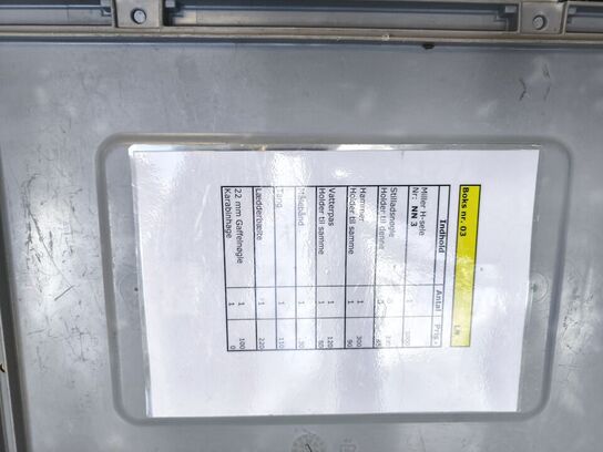 Kasse m. sikringsgrej samt div.