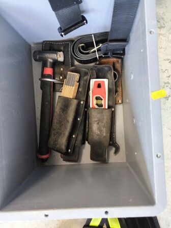 Kasse m. sikringsgrej samt div.