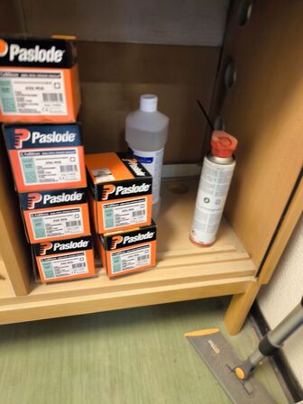 Indhold på reol (PASLODE stifter m.v.) samt hammer, målepind m.m.