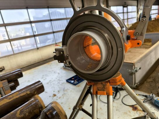 Elektrisk rørskærer MICHANN 110 på stativ, inkl. batteri