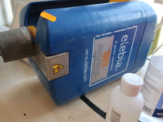 Automatisk kranhoved ELEBIA e5i samt indhold på bord