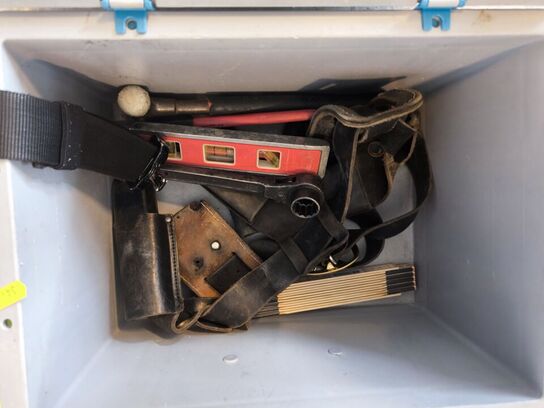 Kasse m. sikringsgrej samt div.