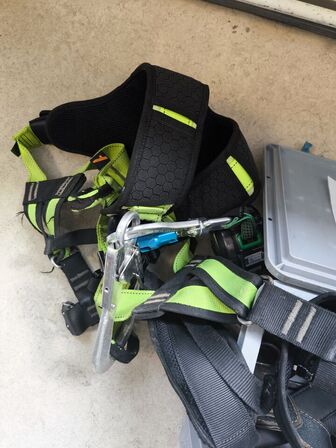 Kasse m. sikringsgrej samt div.